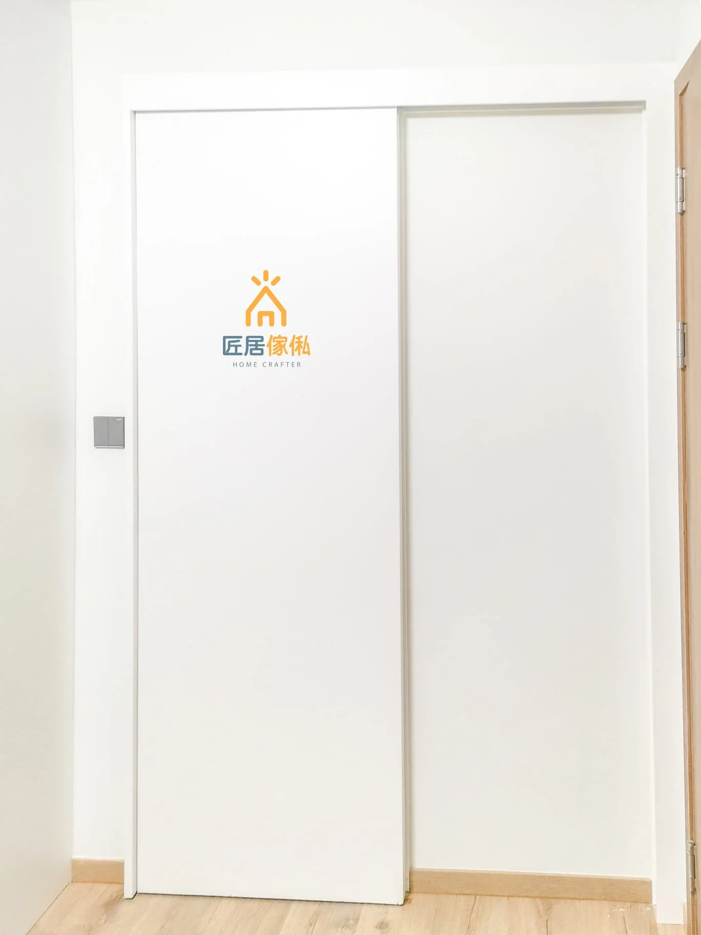 白色隱藏門與牆身線條